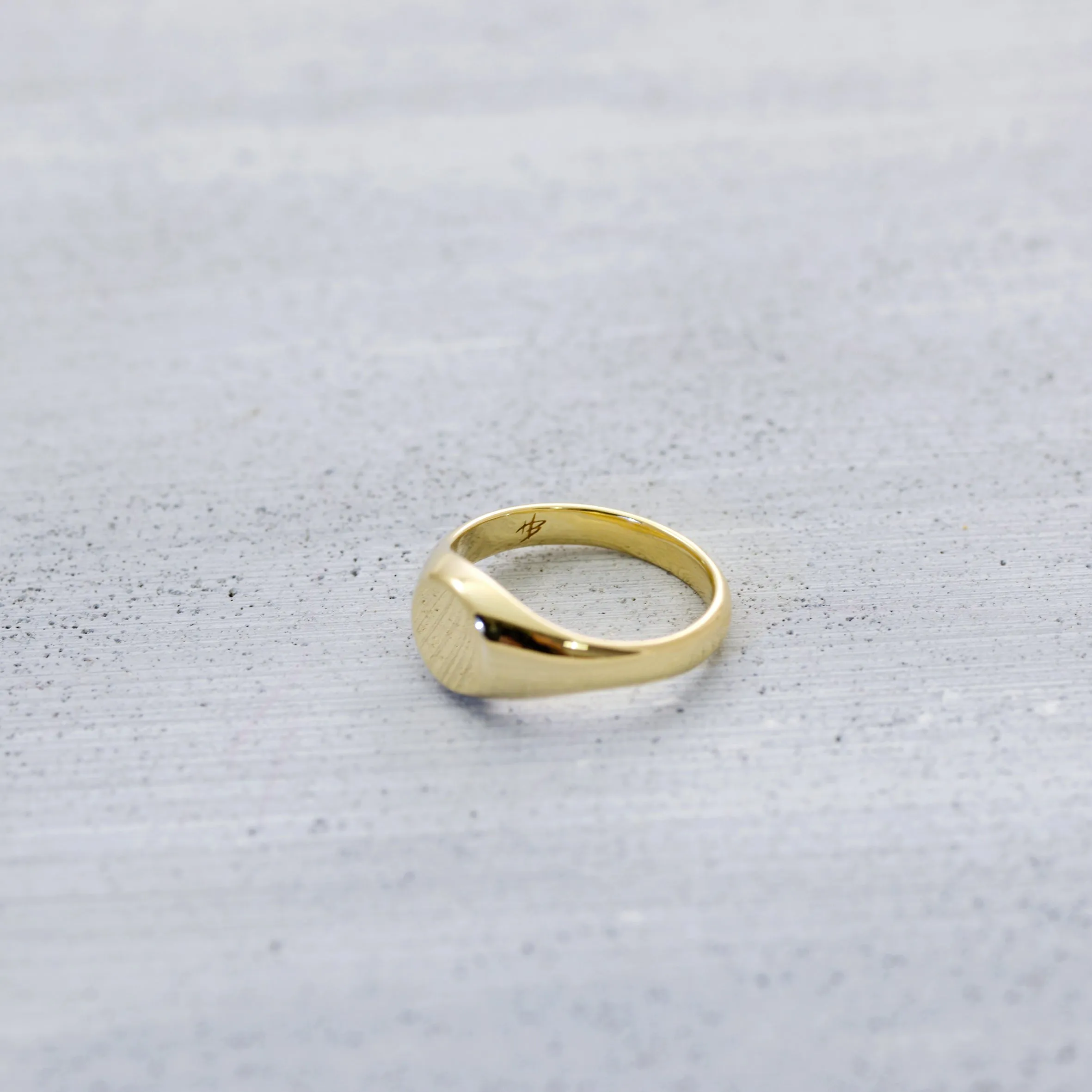 Dainty signet Ring - 14K/ 18K Gold